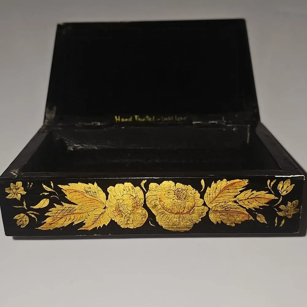 Vtg Hand Painted Floral Gold Leaf On Small Black Lacquered Box Felt Lined Asian